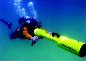 A diver using Diver Held Magnetometer (DM) under water