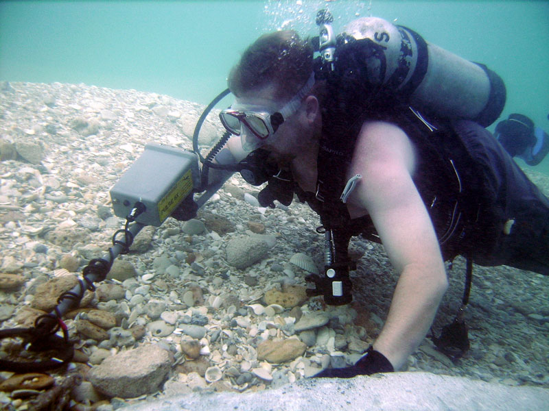 A diver under water using the Pulse 8X