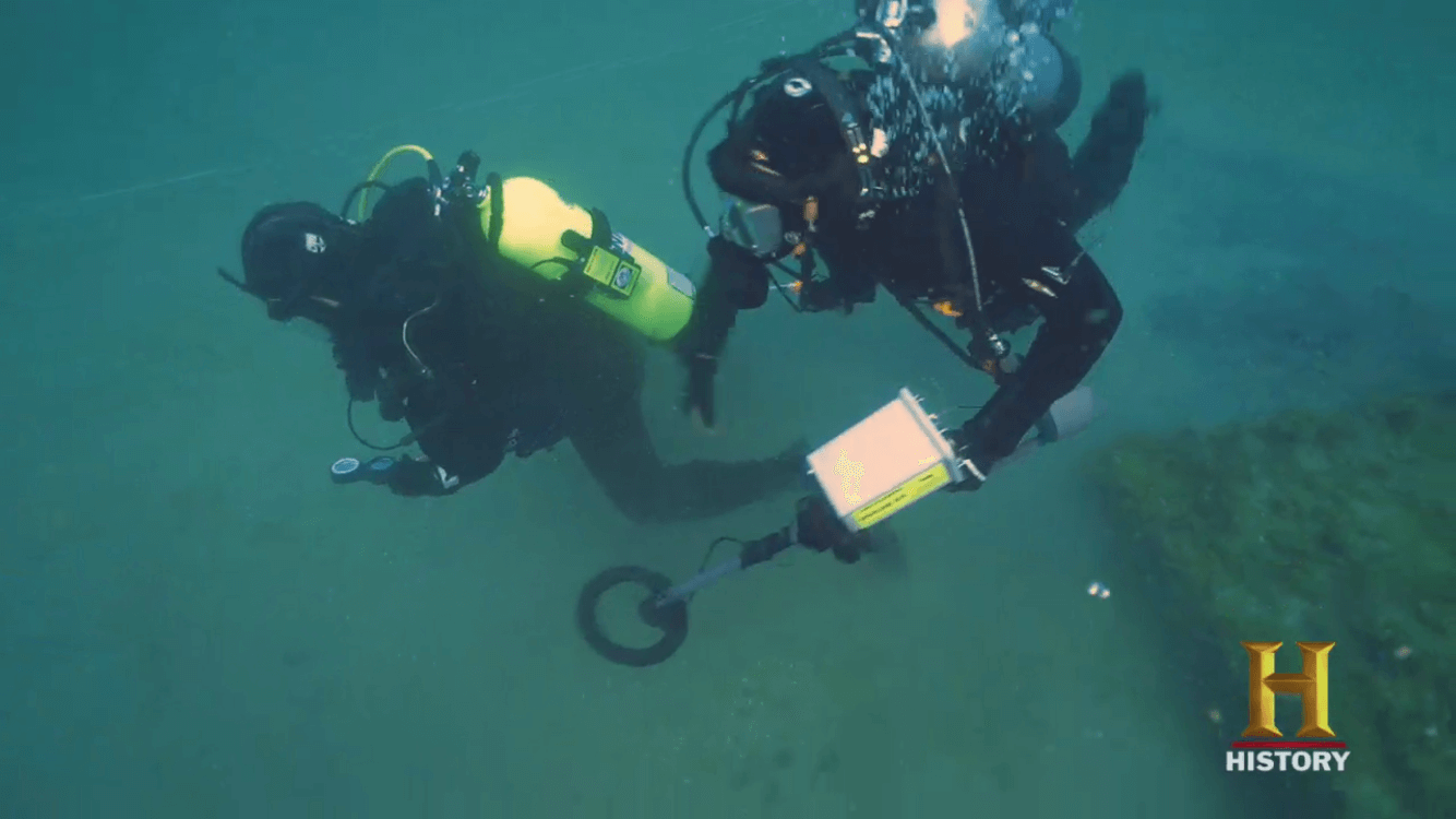 Two divers under water using the Pulse 8X