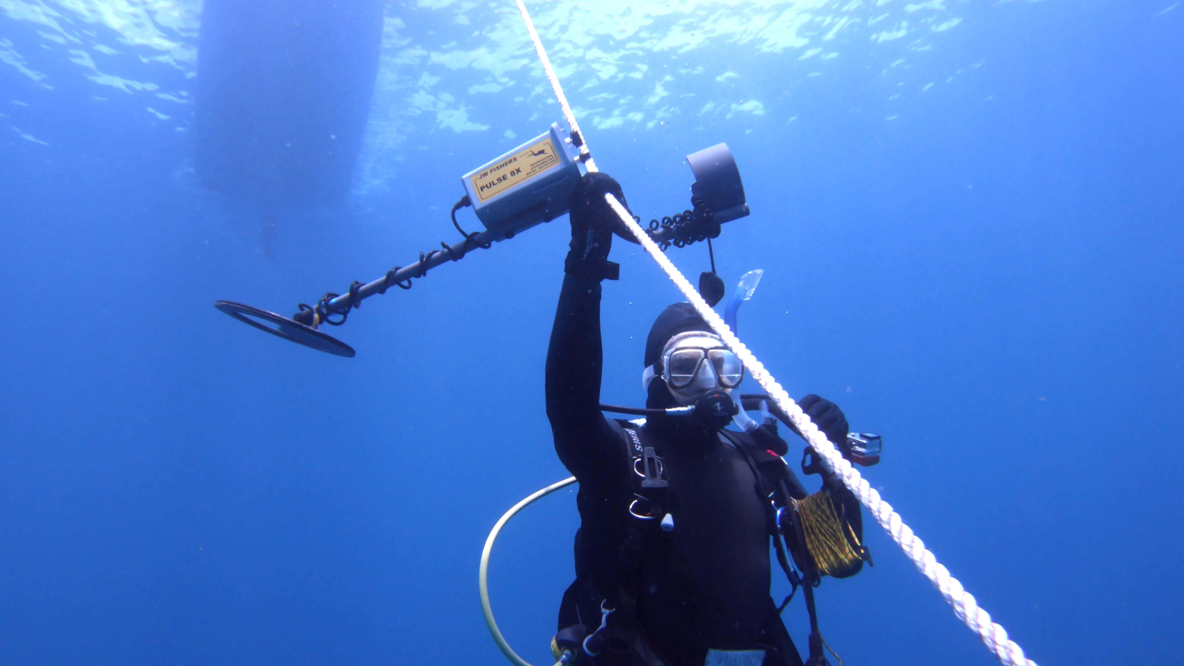 A diver under water holding a Pulse 8X