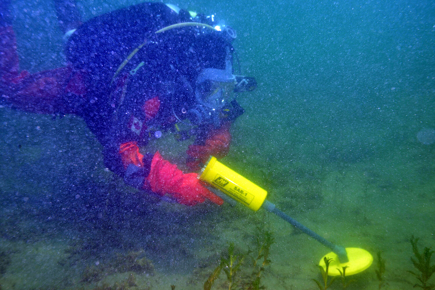 Man under water using the Search And Recovery Metal Detector (SAR)